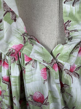 Load image into Gallery viewer, Original 1950's 1960's Petite Fit Crisp Cotton Day Dress in Pink and Green - Bust 32 34 *
