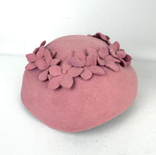 Load image into Gallery viewer, Original 1950&#39;s Mauve Pink Felt Hat with Pretty Felt Flower Detail *
