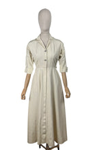Load image into Gallery viewer, Original 1940&#39;s 1950&#39;s Cream Grosgrain Zip Fronted Housecoat by Evelyn Pearson - Bust 34 *
