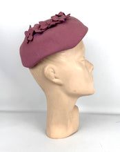 Load image into Gallery viewer, Original 1950&#39;s Mauve Pink Felt Hat with Pretty Felt Flower Detail *
