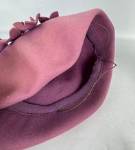 Load image into Gallery viewer, Original 1950&#39;s Mauve Pink Felt Hat with Pretty Felt Flower Detail *
