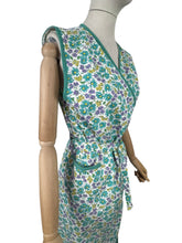 Load image into Gallery viewer, Original Volup 1940&#39;s Cotton Wraparound Apron in White, Green and Blue Floral - Bust 40 42 44 46 *
