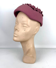 Load image into Gallery viewer, Original 1950&#39;s Mauve Pink Felt Hat with Pretty Felt Flower Detail *
