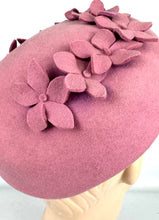 Load image into Gallery viewer, Original 1950&#39;s Mauve Pink Felt Hat with Pretty Felt Flower Detail *
