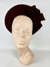 Load image into Gallery viewer, Original 1940's Mid Brown Felt Beret Hat with Bow Trim
