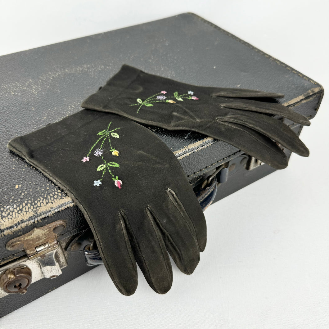 Vintage 1950's Black Suede Gloves with Floral Embroidery - Size 6.5 *