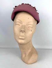 Load image into Gallery viewer, Original 1950&#39;s Mauve Pink Felt Hat with Pretty Felt Flower Detail *

