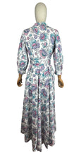 Load image into Gallery viewer, 1940’s White Cotton Belted Zip Front House Dress with Bold Floral Print in Pink, Black, Purple and Green - Bust 38 *
