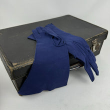 Load image into Gallery viewer, Original 1930&#39;s Navy Blue French Cotton Gauntlet Gloves by Neyret Le Sphinx, Paris - Size 6
