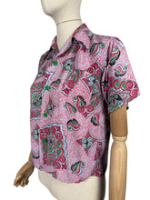Load image into Gallery viewer, Original 1940&#39;s Vibrant Rayon &#39;SPORTSWEAR&#39; Blouse in Pink, Red, Green and White - Bust 32 34
