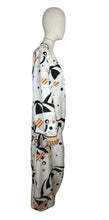 Load image into Gallery viewer, Original Vintage 1960&#39;s 1970&#39;s White, Black and Orange Robe with Novelty Umbrella Print - Bust 34 36
