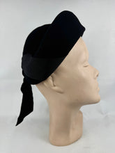 Load image into Gallery viewer, Original 1940's Black Felt Hat with Wide Grosgrain Trim

