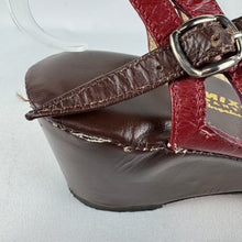 Load image into Gallery viewer, Re-Mix Vintage 1940's Style Peep Toe Wedge Sandals in Brown and Red - UK 7
