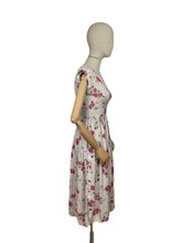 Load image into Gallery viewer, Original 1950&#39;s Pretty Floral Rayon Dress with Pink and White Daisy Print - Bust 33 34 *
