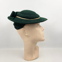 Load image into Gallery viewer, Original 1940’s Dark Green Felt Pancake Hat with Felt Bow Trim
