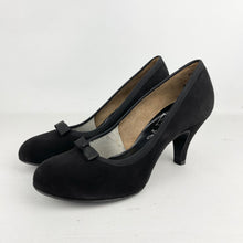 Load image into Gallery viewer, Original 1940&#39;s 1950&#39;s Deadstock Black Suede Court Shoes with Bow Detail  - UK 5
