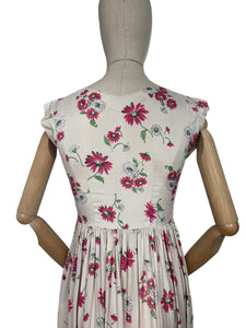 Original 1950's Pretty Floral Rayon Dress with Pink and White Daisy Print - Bust 33 34 *