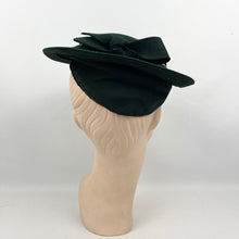 Load image into Gallery viewer, Original 1940’s Dark Green Felt Pancake Hat with Felt Bow Trim
