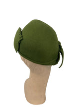 Load image into Gallery viewer, Original 1930&#39;s 1940&#39;s Green Felt Tilt Hat with Bound Edge and Bow Trim *
