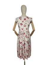Load image into Gallery viewer, Original 1950&#39;s Pretty Floral Rayon Dress with Pink and White Daisy Print - Bust 33 34 *
