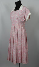 Load image into Gallery viewer, 1940s Pink and White Floral Cotton Summer Dress - B34/35
