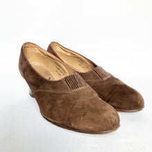 Load image into Gallery viewer, Original 1940&#39;s Brown Suede Court Shoes by Portland - Beautiful Vintage Shoes - UK 4.5 5 *
