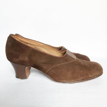 Load image into Gallery viewer, Original 1940&#39;s Brown Suede Court Shoes by Portland - Beautiful Vintage Shoes - UK 4.5 5 *
