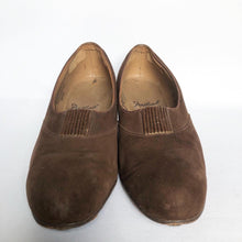 Load image into Gallery viewer, Original 1940&#39;s Brown Suede Court Shoes by Portland - Beautiful Vintage Shoes - UK 4.5 5 *
