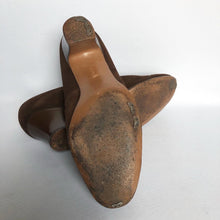 Load image into Gallery viewer, Original 1940&#39;s Brown Suede Court Shoes by Portland - Beautiful Vintage Shoes - UK 4.5 5 *
