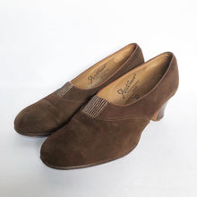 Load image into Gallery viewer, Original 1940&#39;s Brown Suede Court Shoes by Portland - Beautiful Vintage Shoes - UK 4.5 5 *
