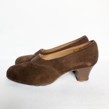 Load image into Gallery viewer, Original 1940&#39;s Brown Suede Court Shoes by Portland - Beautiful Vintage Shoes - UK 4.5 5 *
