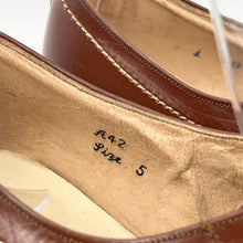 Load image into Gallery viewer, Original 1940&#39;s 1950&#39;s Chestnut Brown Leather Lace Up Shoes with Crepe Soles - UK 5 *
