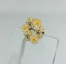 Load image into Gallery viewer, Vintage 1930s 1940s Carved Edelweiss and Daisy Circlet Brooch with Six Pretty Flowers

