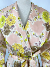 Load image into Gallery viewer, Original 1940s 1950s Chaslyn Model Luxurious Feel Pink Housecoat in a Pretty Floral Print - Bust 36 37 38
