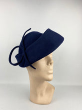 Load image into Gallery viewer, Original 1940s Navy Blue Felt Hat with Felt Trim
