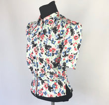 Load image into Gallery viewer, 1940s Reproduction Feed Sack Blouse - B34
