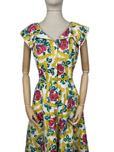 Load image into Gallery viewer, Original 1950&#39;s Novelty Print Dress of Roses in Picture Frames - Bust 36 37 38 *
