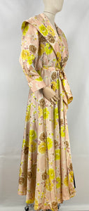 Original 1940s 1950s Chaslyn Model Luxurious Feel Pink Housecoat in a Pretty Floral Print - Bust 36 37 38