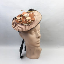 Load image into Gallery viewer, 1940s Black and Soft Apricot Straw &amp; Grosgrain Hat with Floral Trim

