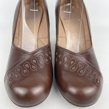 Load image into Gallery viewer, Original 1940&#39;s Brown Leather Court Shoes with Punch Detail by Norvic - UK 5.5 6
