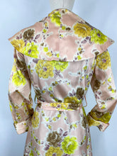 Load image into Gallery viewer, Original 1940s 1950s Chaslyn Model Luxurious Feel Pink Housecoat in a Pretty Floral Print - Bust 36 37 38
