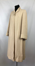Load image into Gallery viewer, 1940s Volup Wool Swagger Coat in Cream Check with Single Button - Bust 40 42 44
