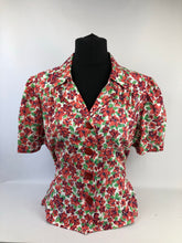Load image into Gallery viewer, 1940s Reproduction Feed Sack Blouse in Hibiscus Print - Bust 38 40

