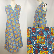 Load image into Gallery viewer, 1940s Floral Cotton Wraparound Pinny - Bust 33 34 35 36
