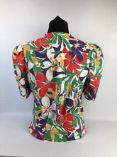 Load image into Gallery viewer, 1940s Reproduction Feed Sack Blouse in Bold Floral - Bust 34 36
