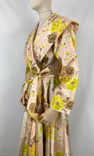 Load image into Gallery viewer, Original 1940s 1950s Chaslyn Model Luxurious Feel Pink Housecoat in a Pretty Floral Print - Bust 36 37 38
