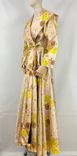 Load image into Gallery viewer, Original 1940s 1950s Chaslyn Model Luxurious Feel Pink Housecoat in a Pretty Floral Print - Bust 36 37 38
