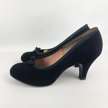 Load image into Gallery viewer, Original 1940&#39;s 1950&#39;s Black Suede Bow Fronted Court Shoes - UK 6.5
