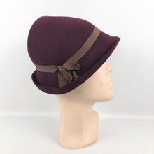 Load image into Gallery viewer, 1930s Burgundy Felt Hat with Grosgrain Band
