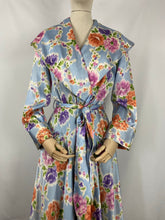 Load image into Gallery viewer, Original 1940s 1950s Chaslyn Model Luxurious Feel Blue Housecoat in a Pretty Floral Print - Bust 36 37 38
